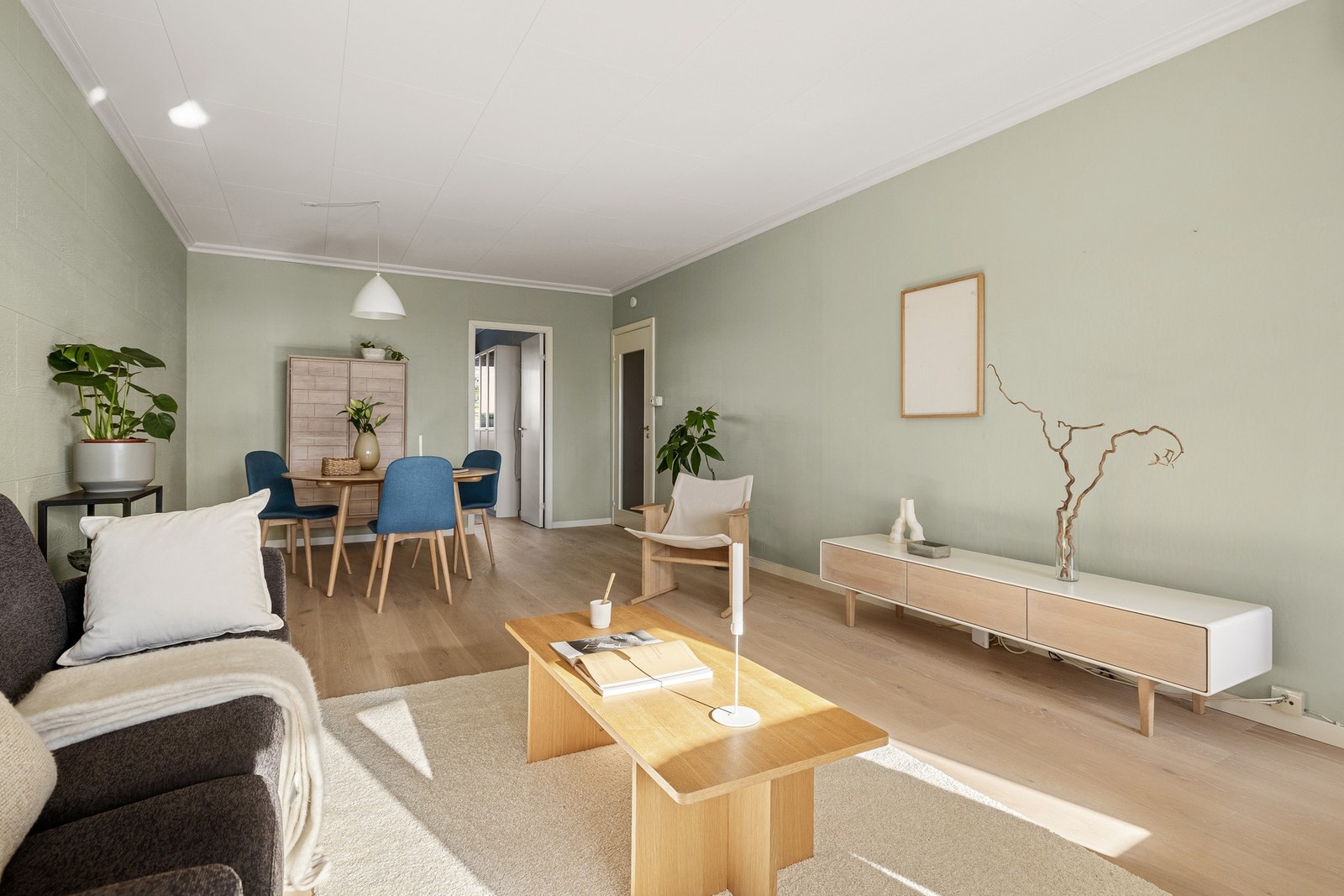 Planløsningen på stuen gjør det enkelt å møblere med både sofagruppe og spisebord. Galleribilde