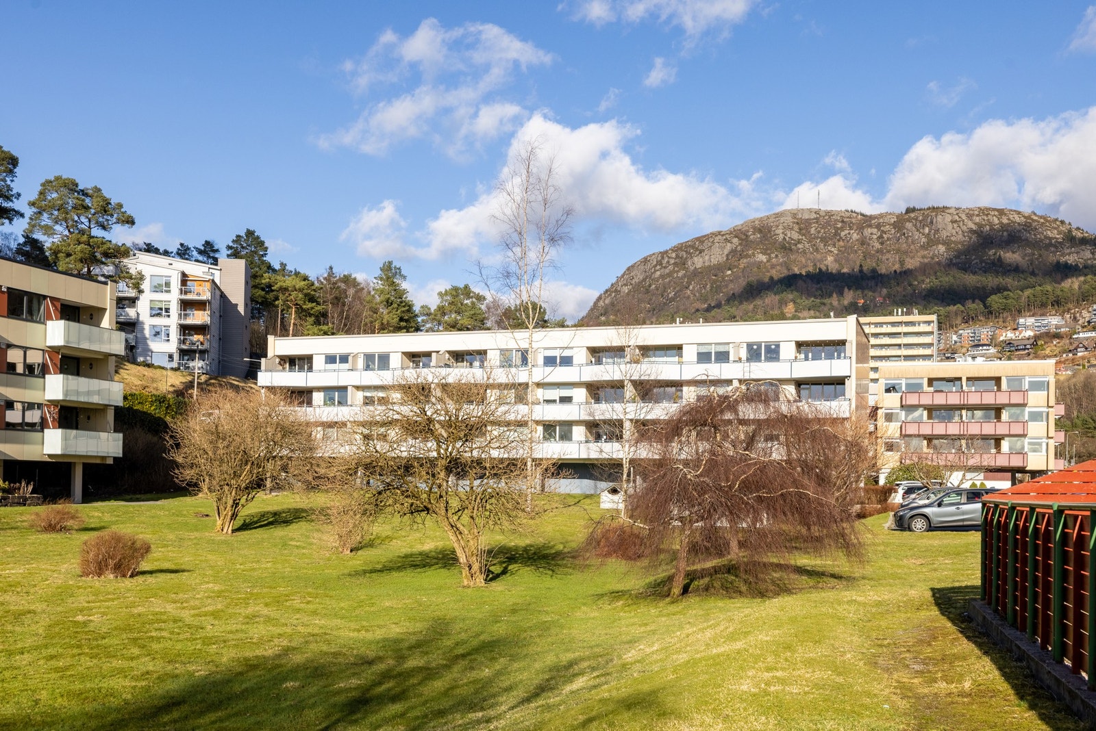 I 2021 utførte borettslaget rehabilitering av yttertak, nye entrédører, nye hovedinngangsdører, nye fasader (på 3 vegger) med isolering og skifte av vinduer. Galleribilde