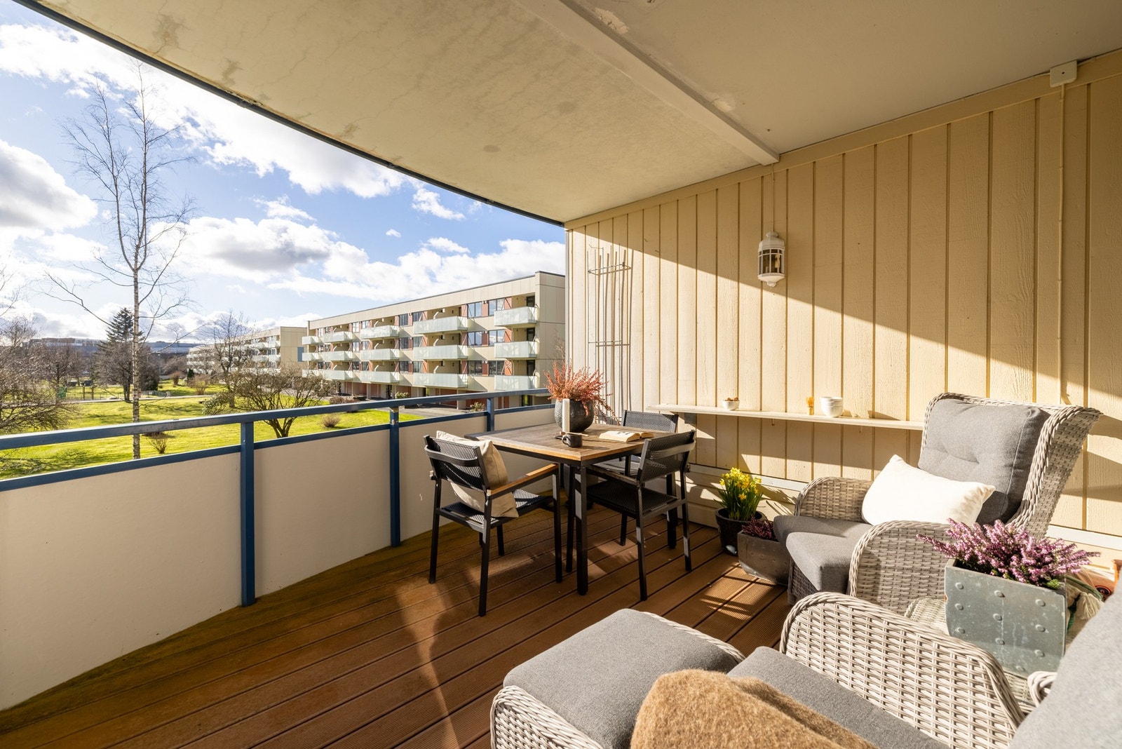 Fra stuen er det utgang til en herlig, sørvestvendt balkong på 16 kvm. Galleribilde