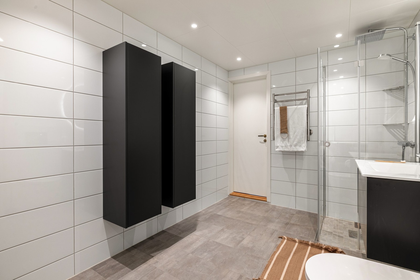 Vannrør i rør-i-rør system, innfelte downlights i tak og varmekabler i gulv. Galleribilde