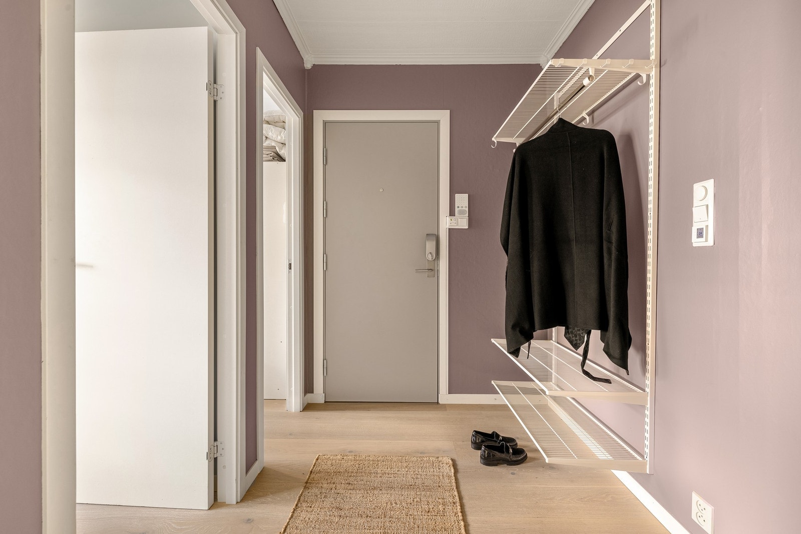 I gangen er det veggmontert garderobeløsning. I ca. 2021 ble entrédører byttet i regi av borettslaget. Galleribilde