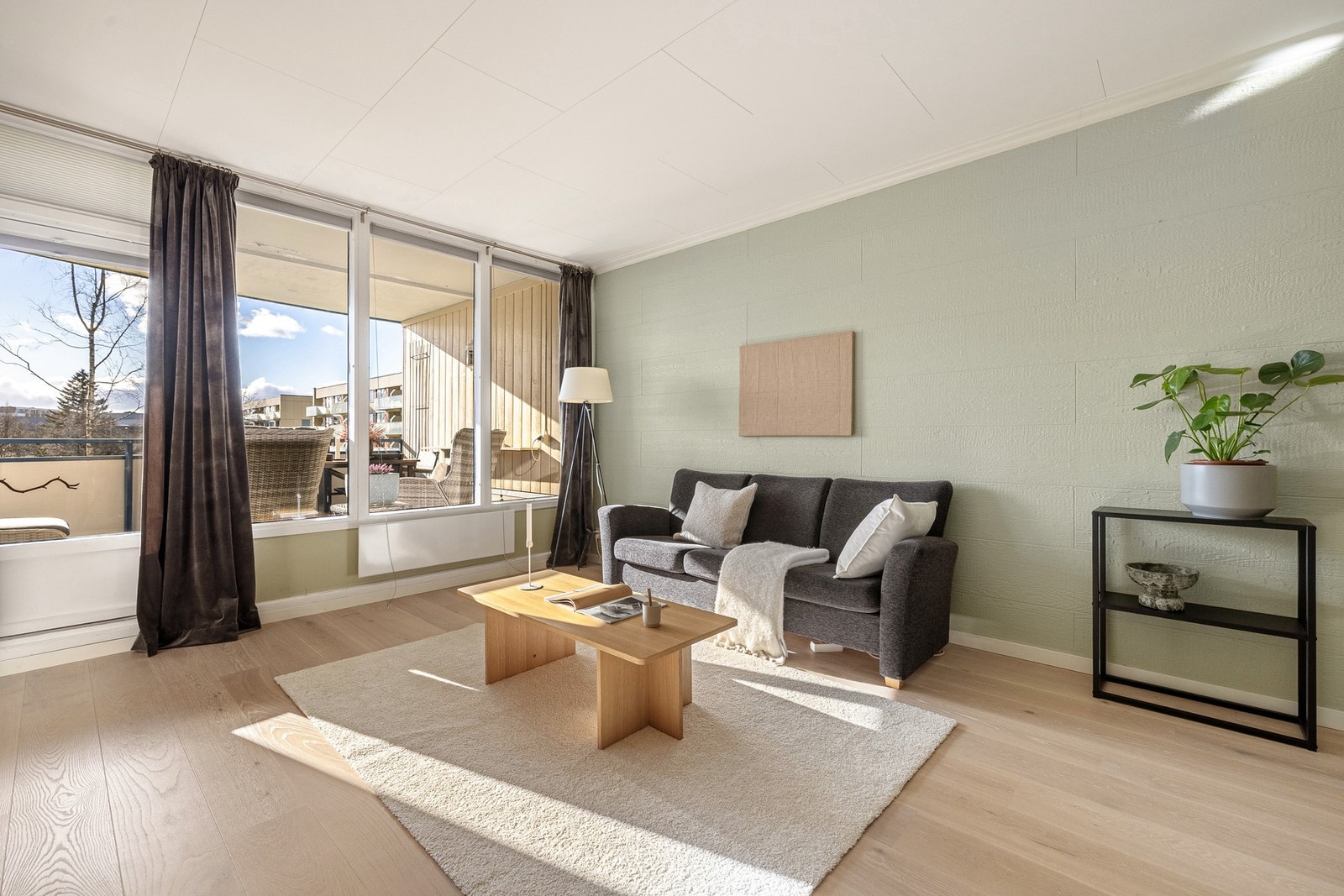 Her er det enstavs parkett på gulv med gulvvarme og vegger malt i en behagelig fargetone. Galleribilde