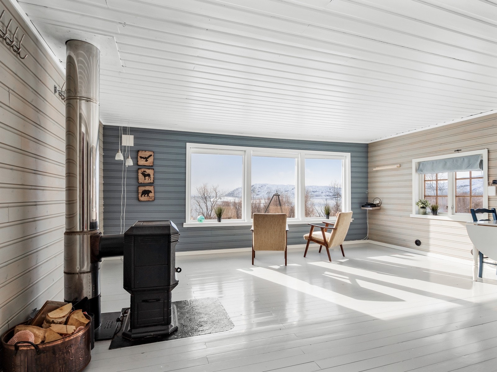 Hytta har romslig stue som er holdt i lune og behagelige farger. Her er det store vindusflater som gir godt med naturlig lysinnslipp og god utsikt over fjorden! Galleribilde