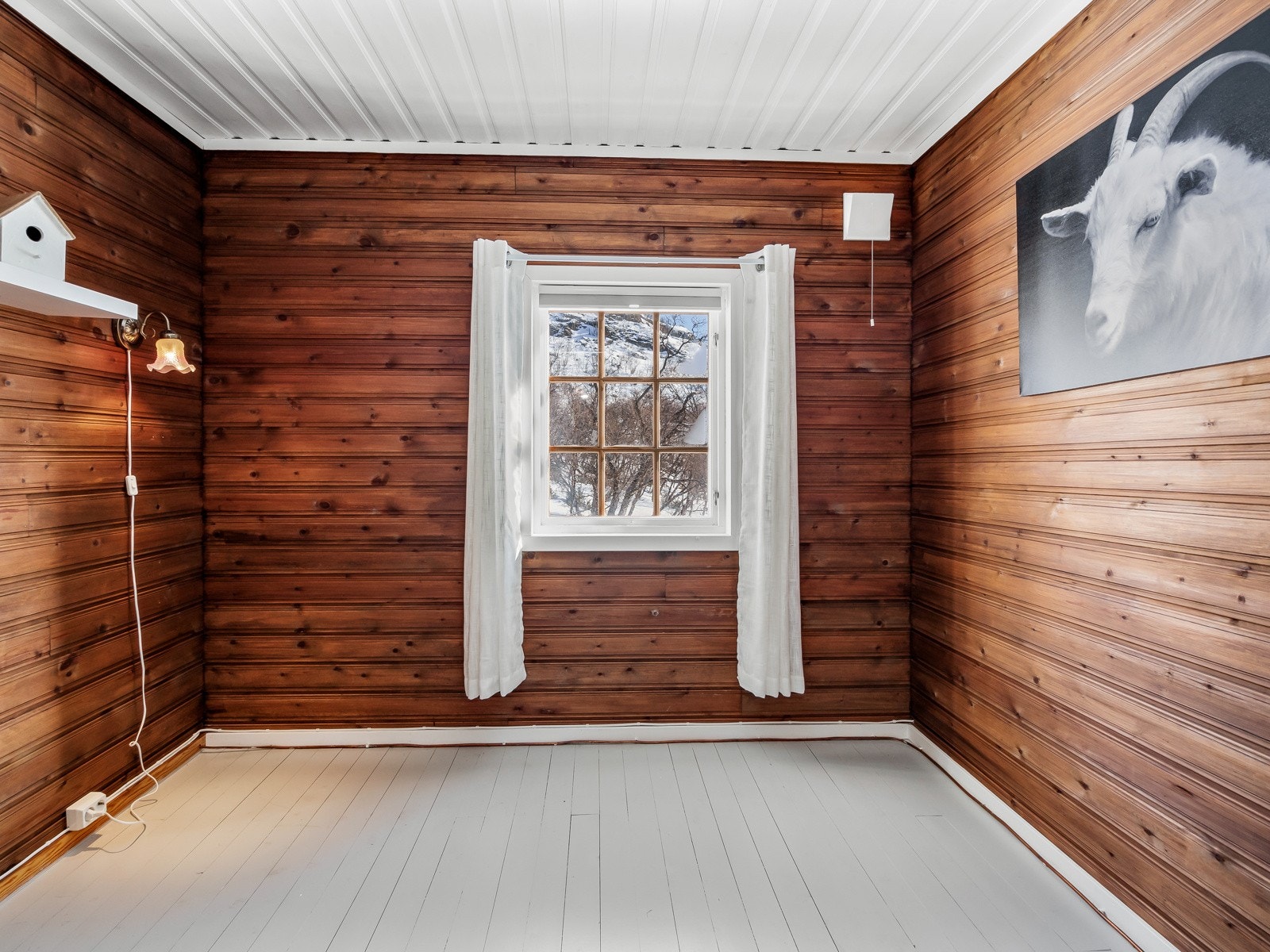 Lunt og koselig hovedsoverom med god plass til stor seng Galleribilde