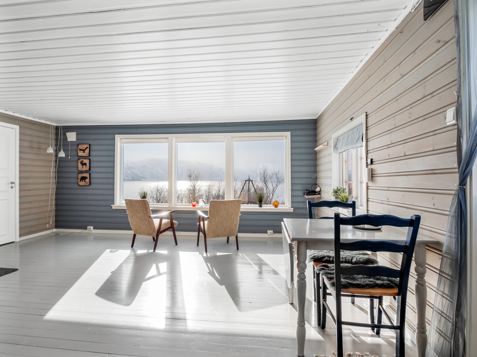 I stua er det plass til både sofakrok og spisemøblement Galleribilde