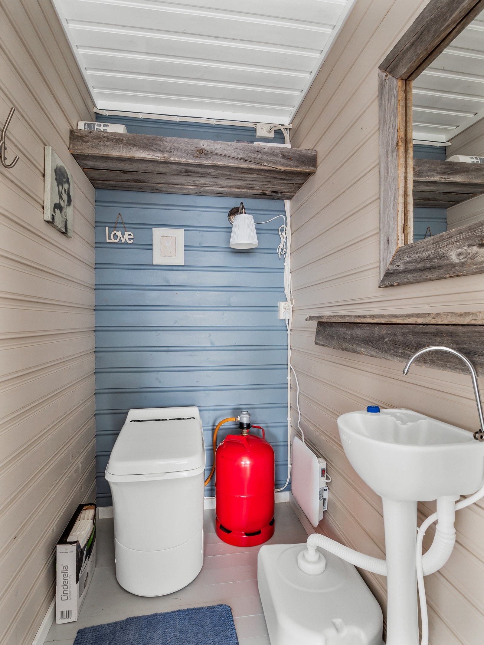 Toalettrom med Cinderella-toalett og portabel vask Galleribilde