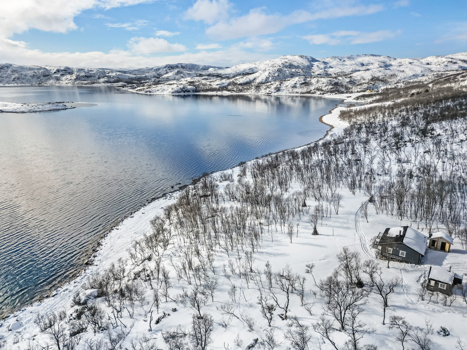 Hytta ligger uforstyrret til i fantastiske omgivelser Galleribilde