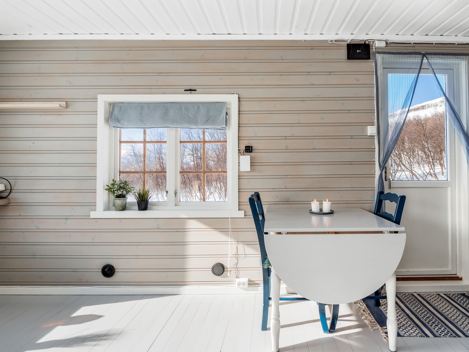 Det er utgang til terrassen fra stuen Galleribilde