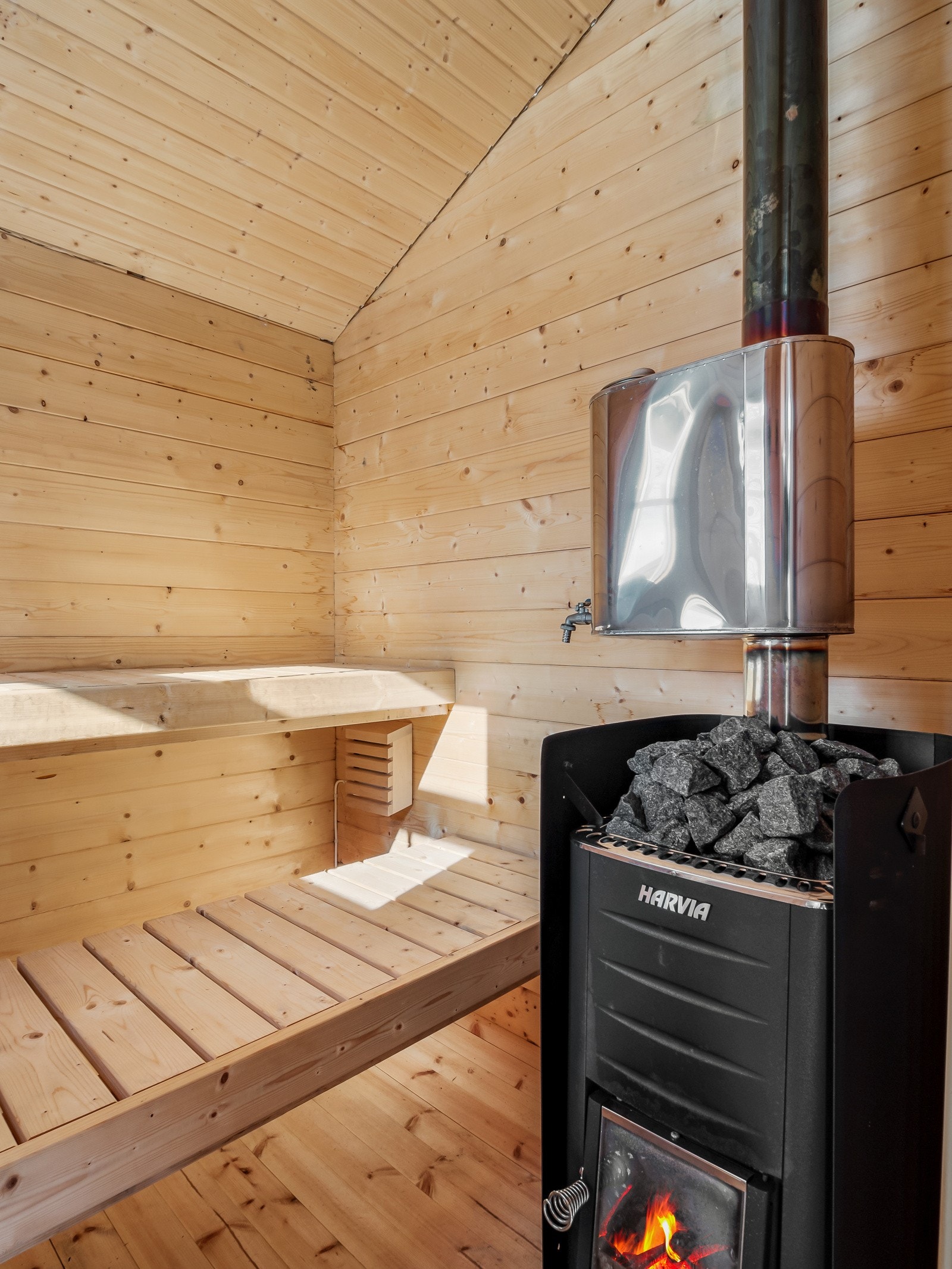 Det er montert effektiv (13 KW) Harvia vedovn med stor vanntank Galleribilde