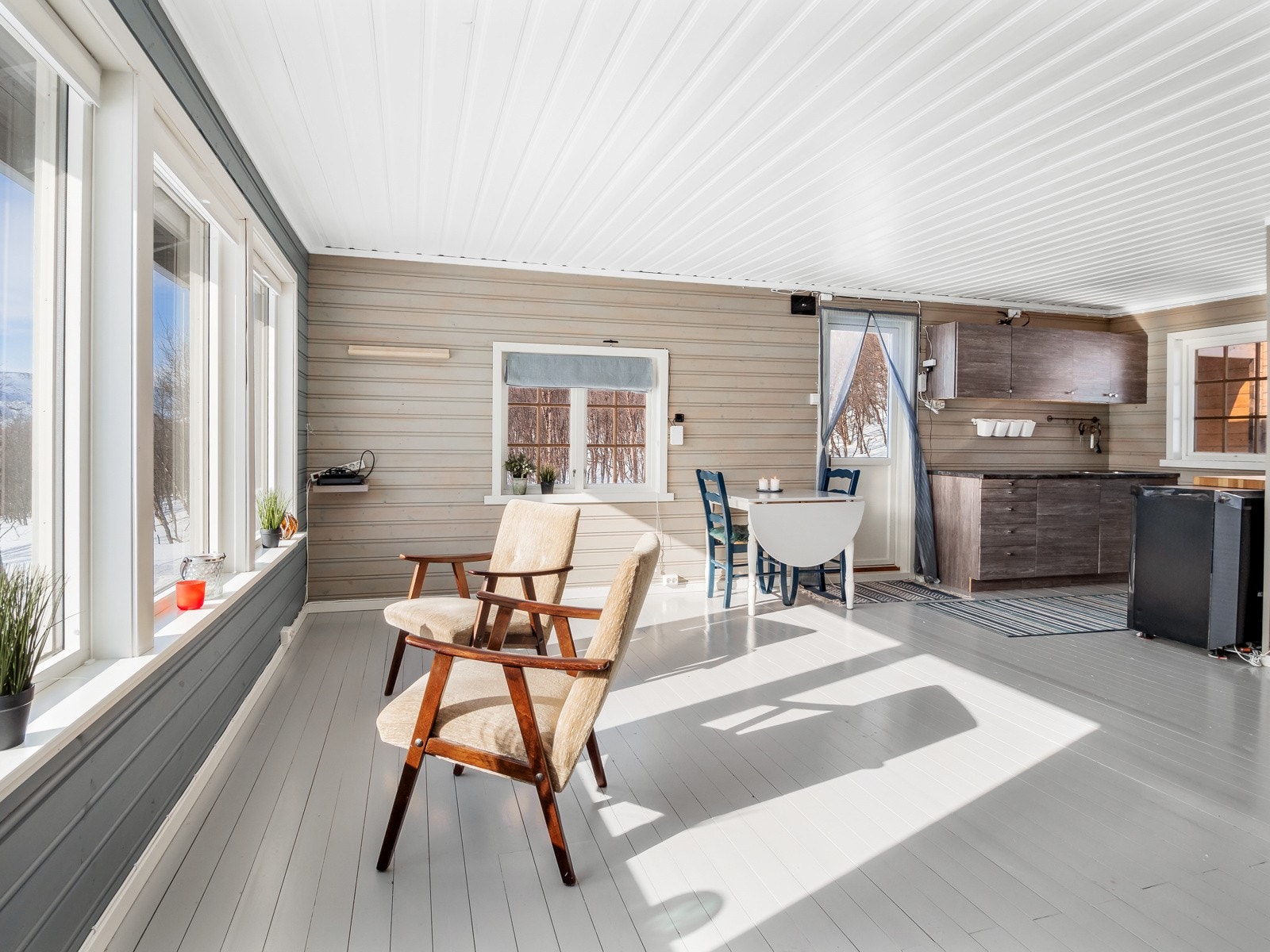 Stua har praktisk, åpen løsning inn mot kjøkkenet Galleribilde