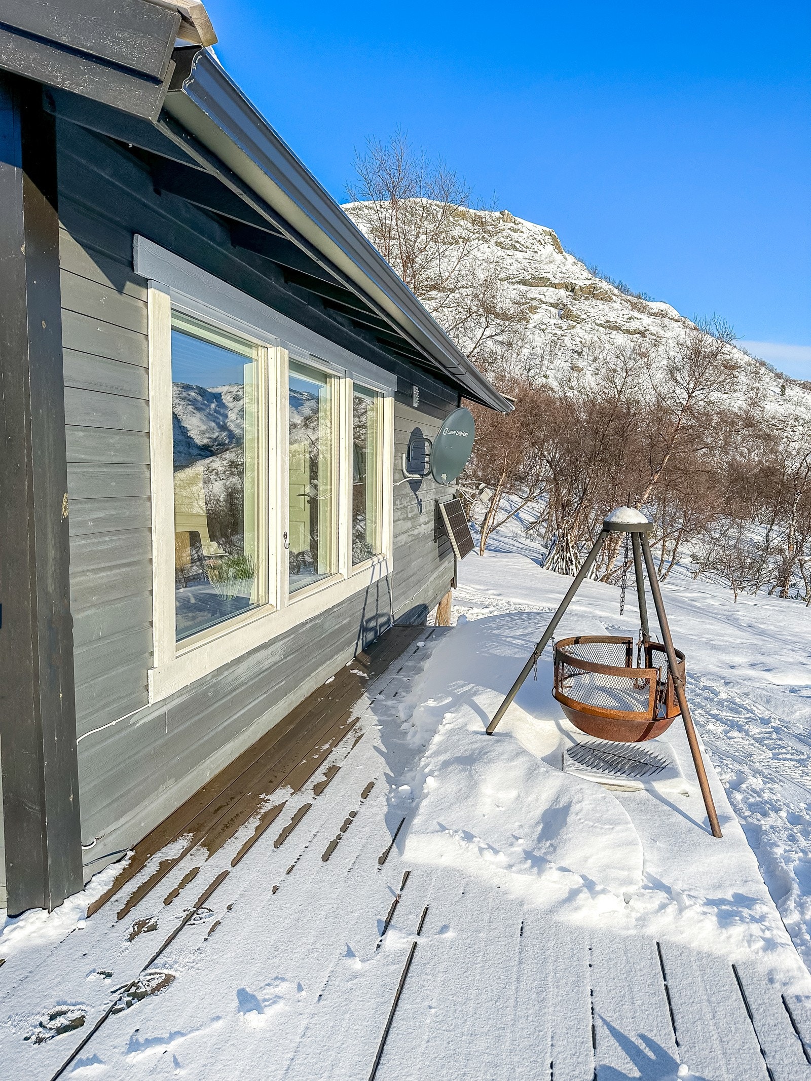 Hytta har romslig terrasse hvor man kan nyte solrike dager med god utsikt utover fjorden. Rekkverk bør monteres! Galleribilde