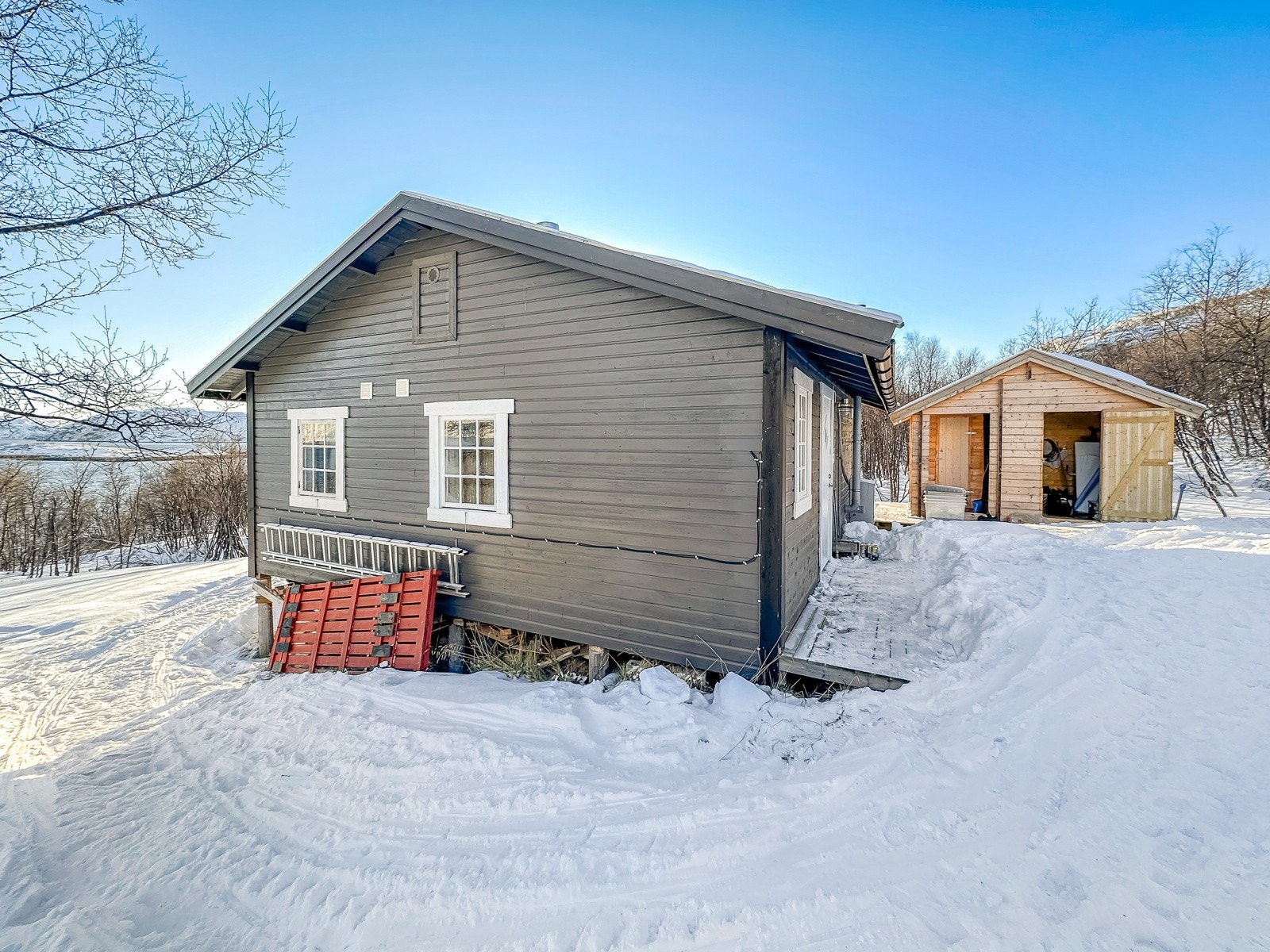 Hytta ligger i naturskjønne omgivelser Galleribilde