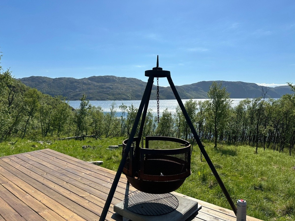 Fra den store verandaen er det fantastisk utsikt ut over fjorden Galleribilde