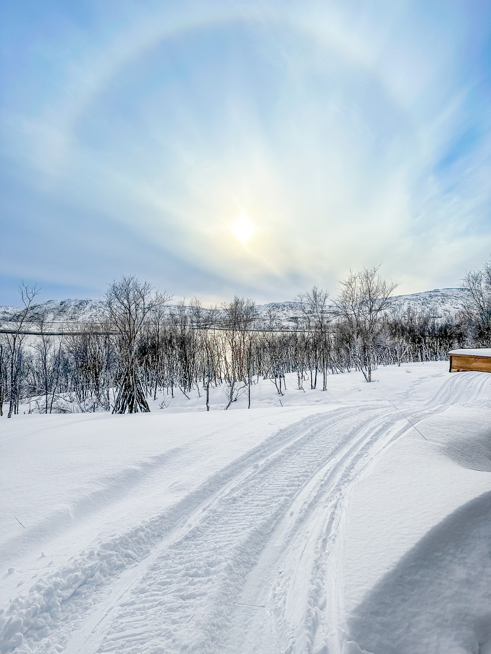 Hytta ligger i rolige og naturskjønne omgivelser. Det er ikke offentlig scooterløype i området, så det må søkes om disp. Galleribilde