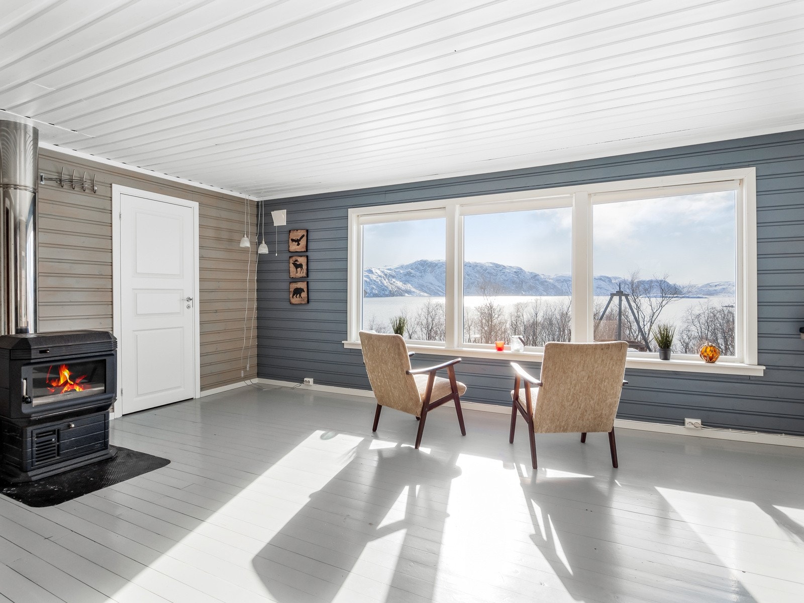 Det er montert kombiovn i stua og det er dieselvarmer plassert på terrassen med "ring hytta varm"-løsning Galleribilde