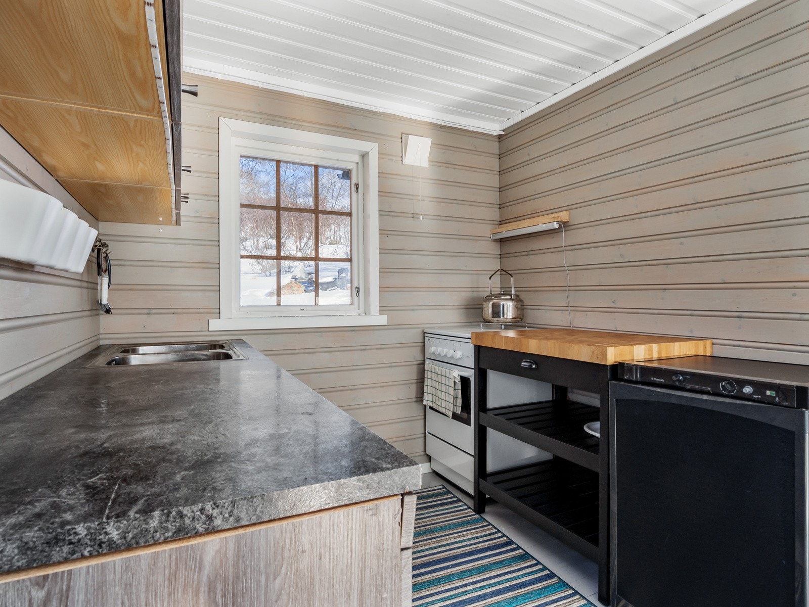 Praktisk kjøkkenløsning med hvitevarer som går på gass Galleribilde