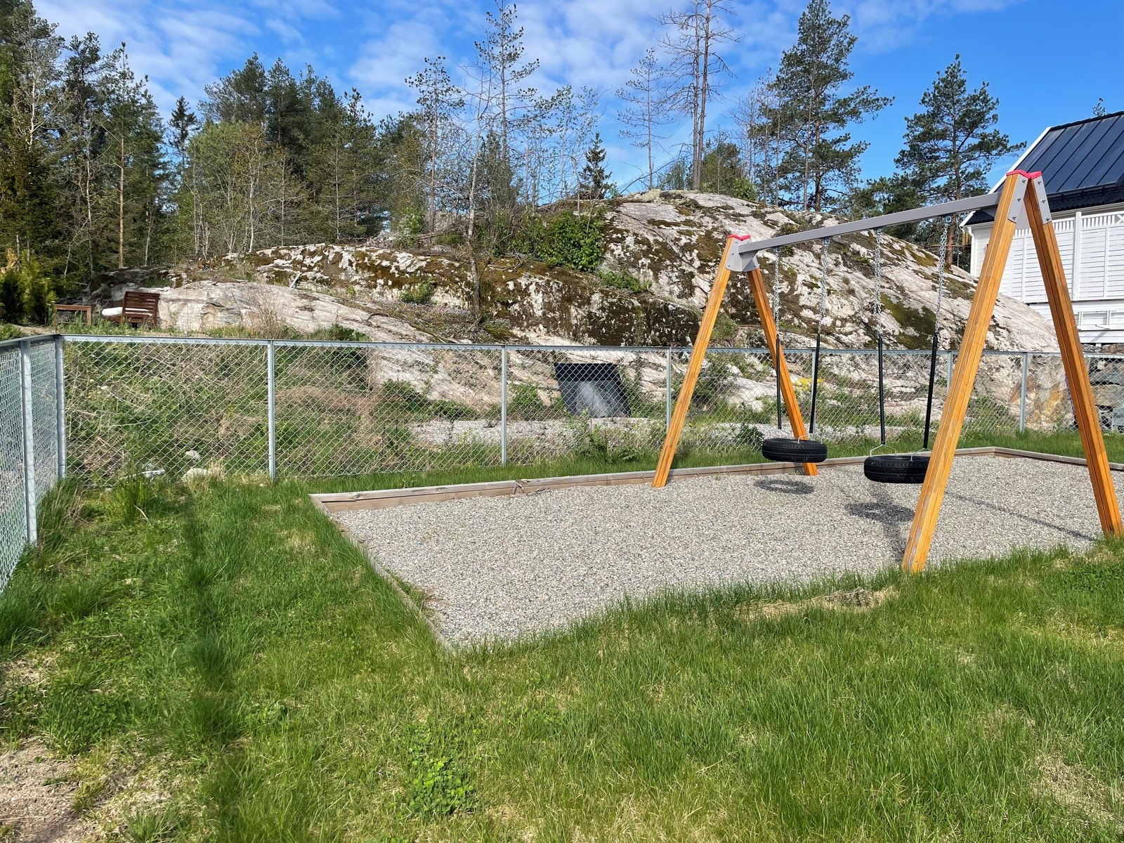 Gjerde rundt med smekkport Galleribilde