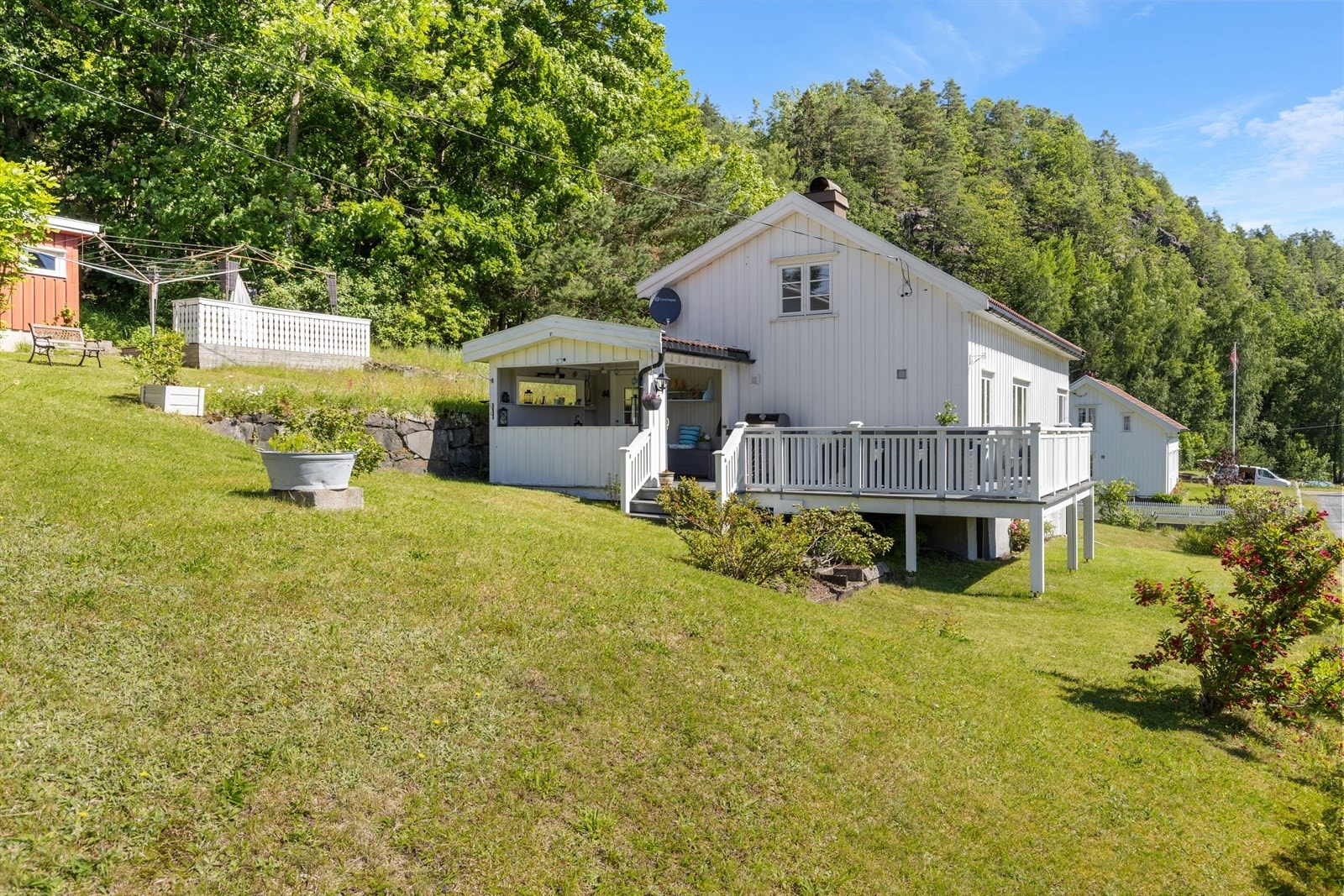 Hyggelig tomt med koselig hage og terrasse Galleribilde