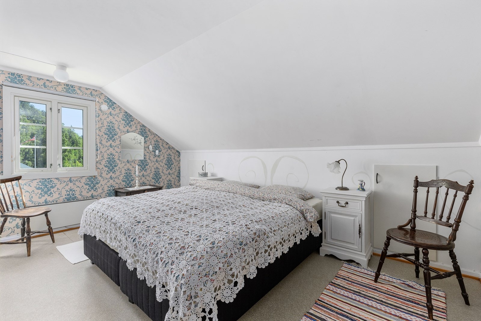 Romslig rom benyttet som soverom med kott og bod Galleribilde