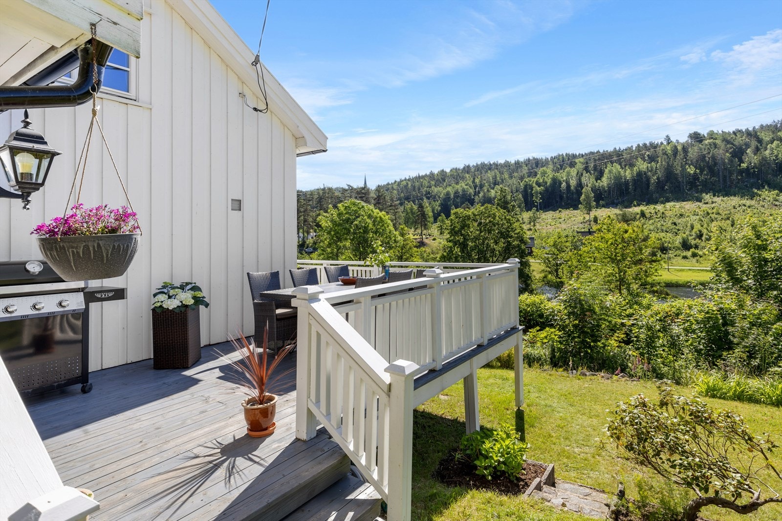 Terrassen har god plass til sittegruppe Galleribilde