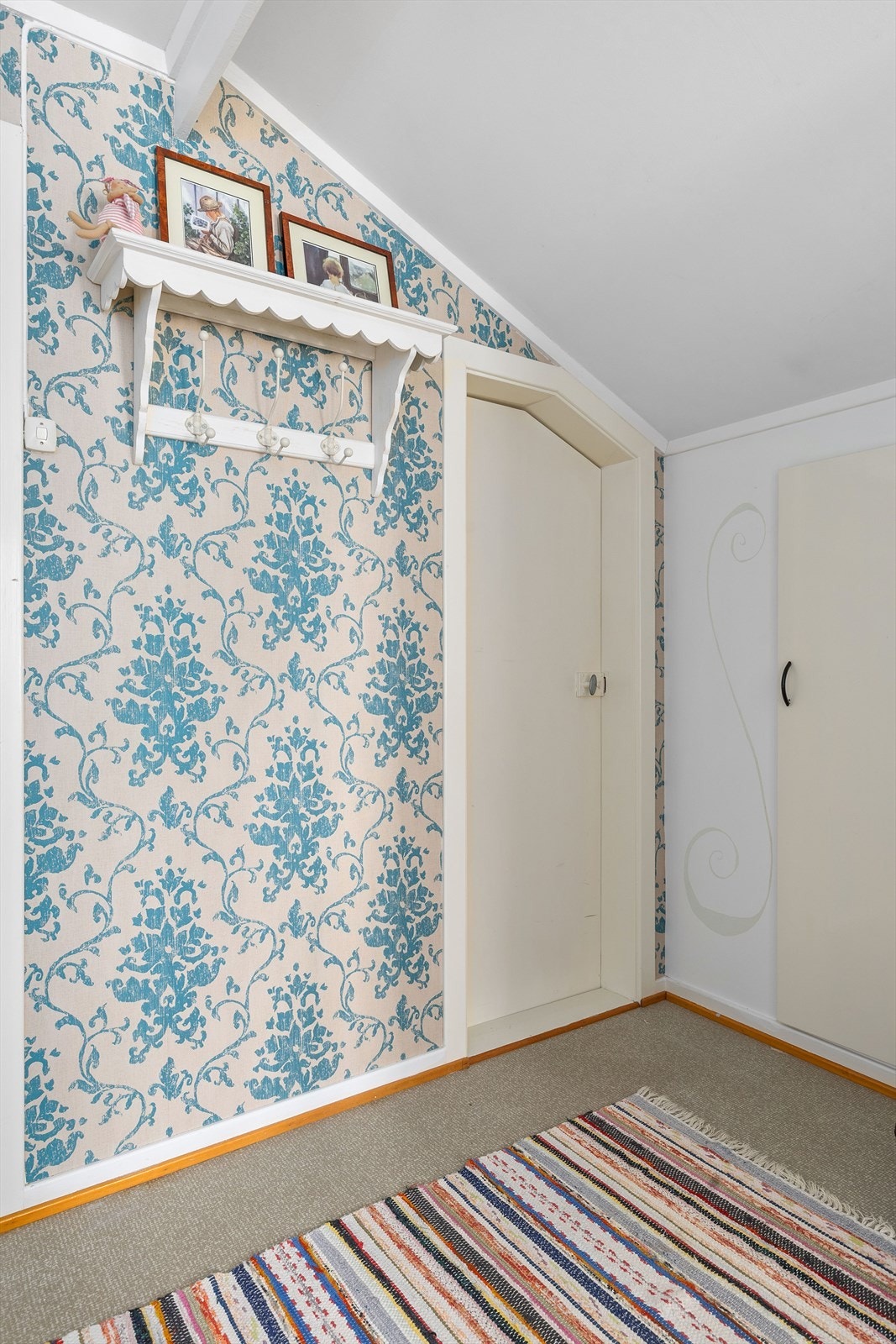 Rom benyttet som soverom med praktisk lagringsplass i bod og kott Galleribilde