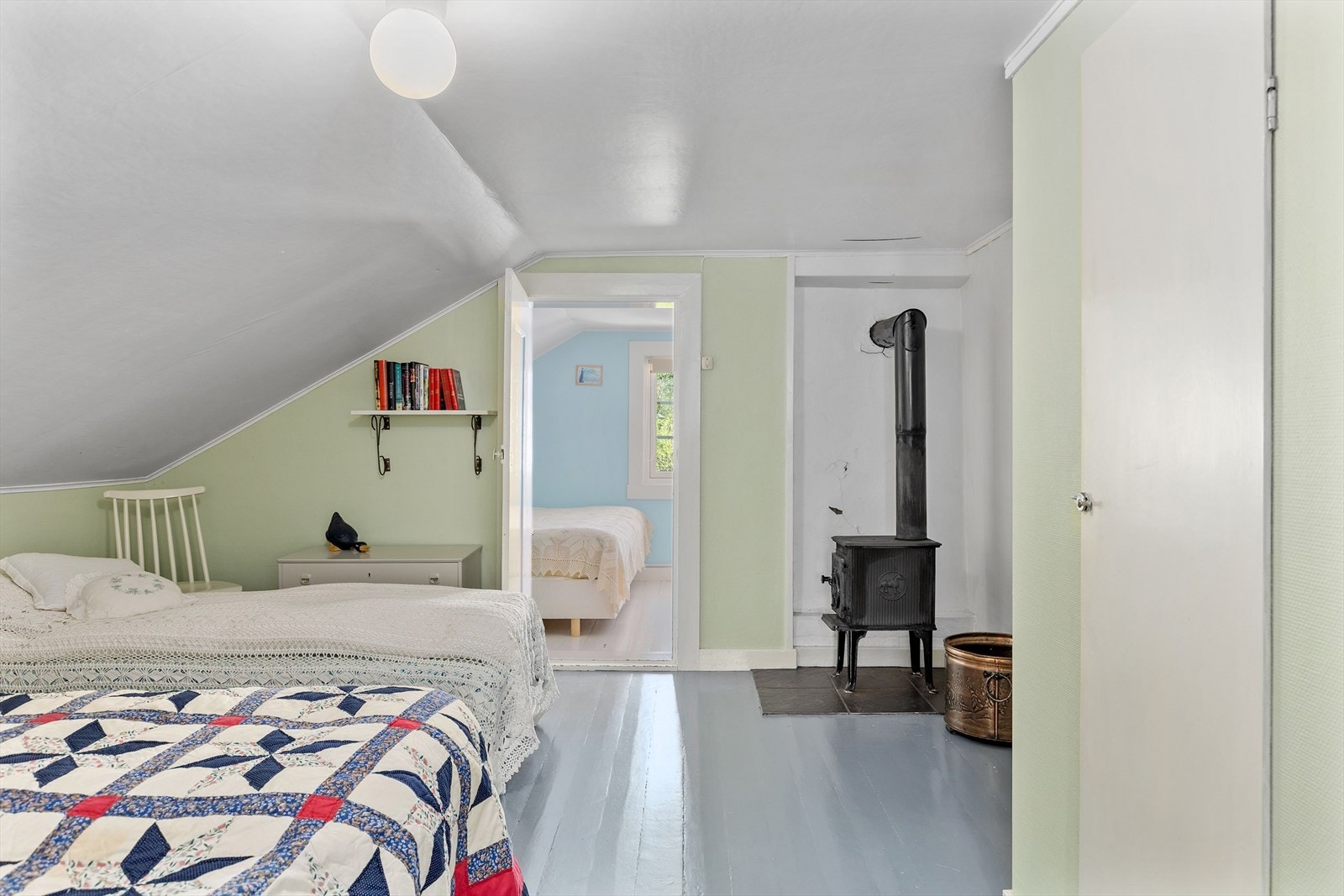 Rom benyttet som soverom med praktiske skap for oppbevaring Galleribilde