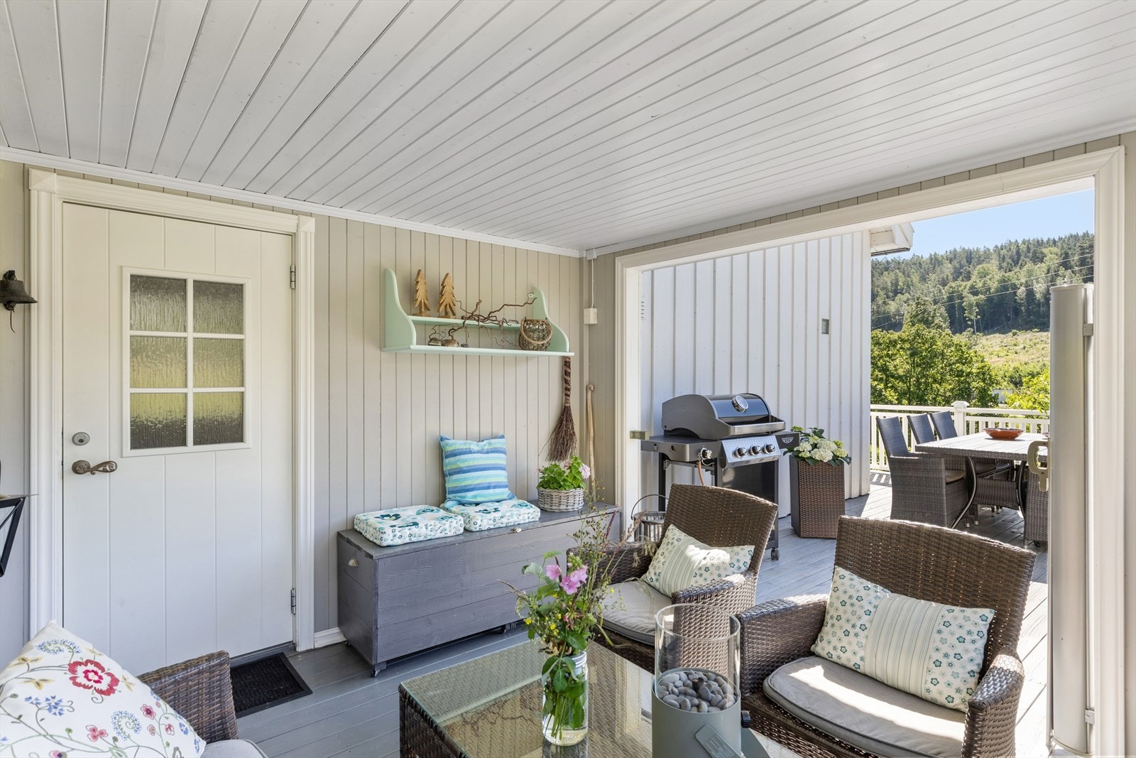 Inngangsparti med hyggelig uteområde Galleribilde