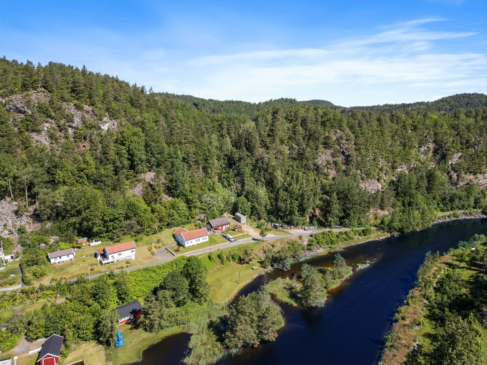 Eiendommen ligger fint til langs elva Galleribilde