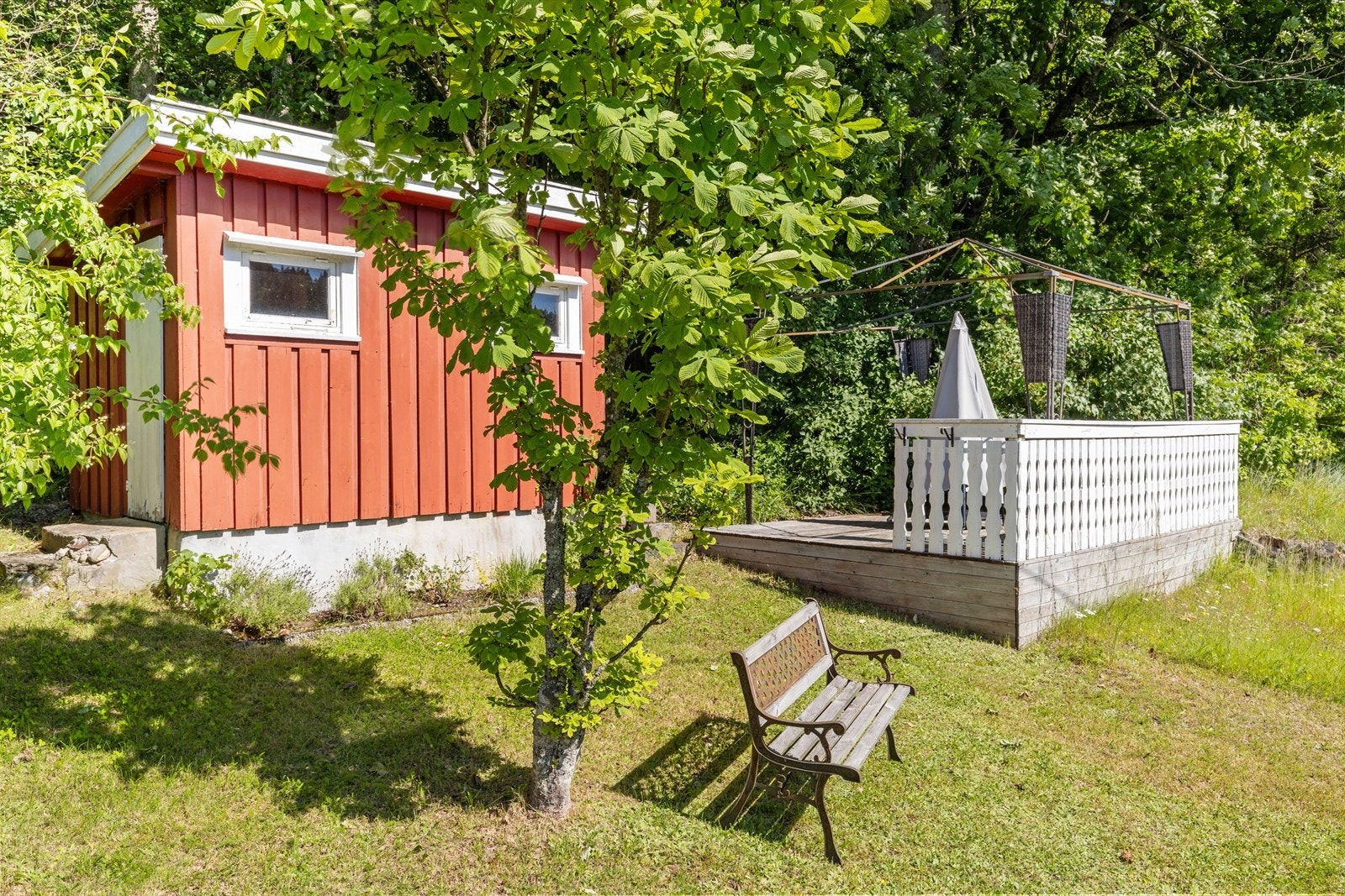 Praktisk bod med lagringsplass og platting Galleribilde