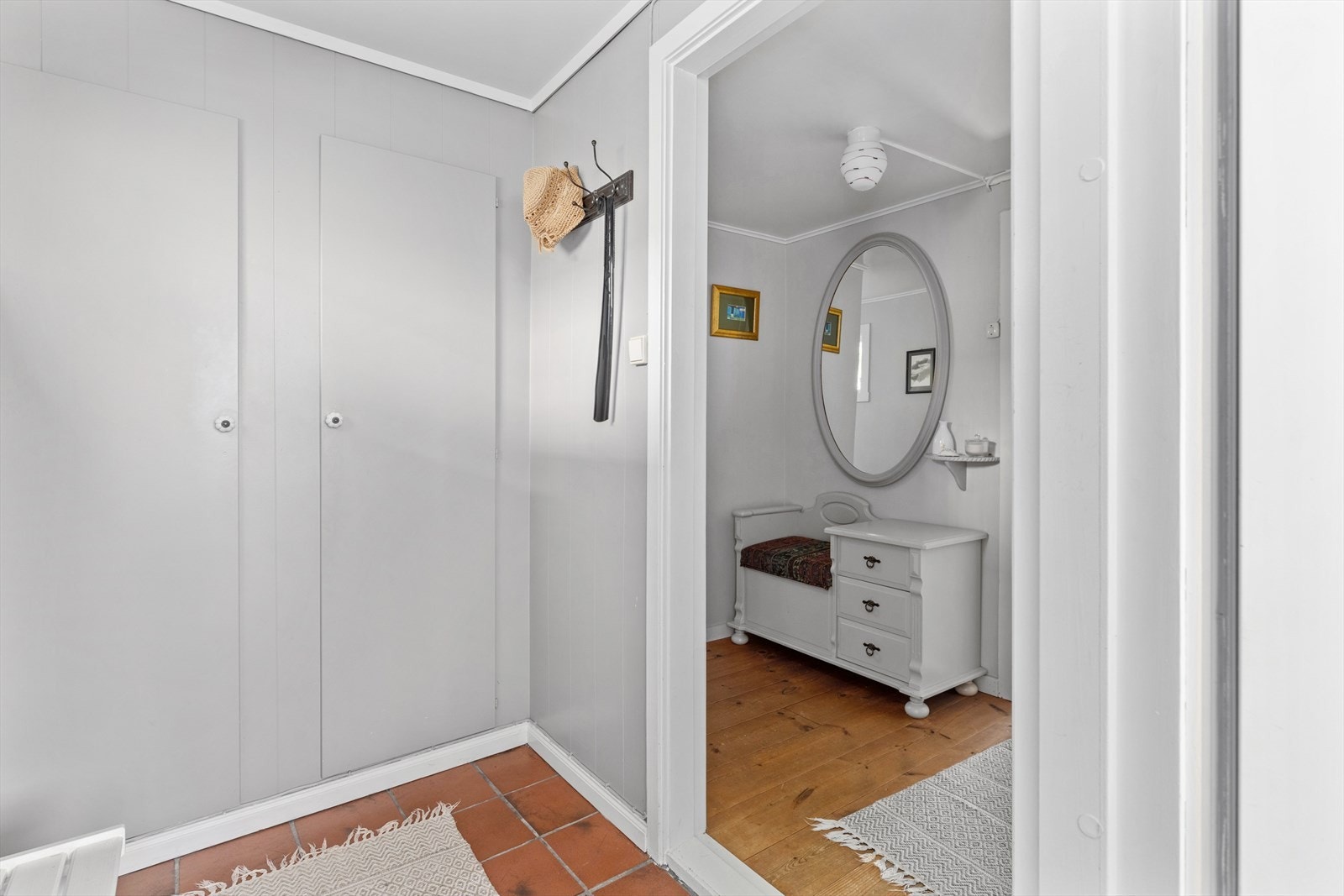 Gang med innebygde skap Galleribilde