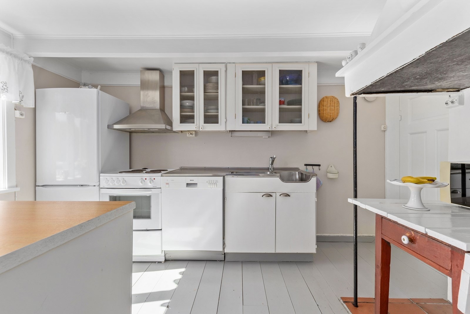 Kjøkken med frittstående hvitevarer Galleribilde