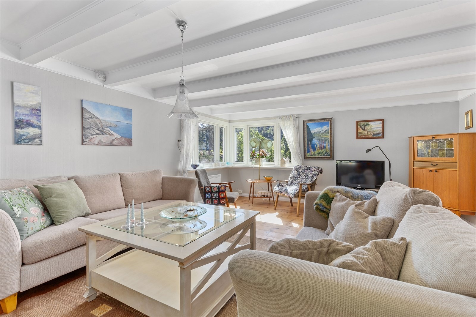 Lys og koselig stue med god plass til sofagruppe Galleribilde