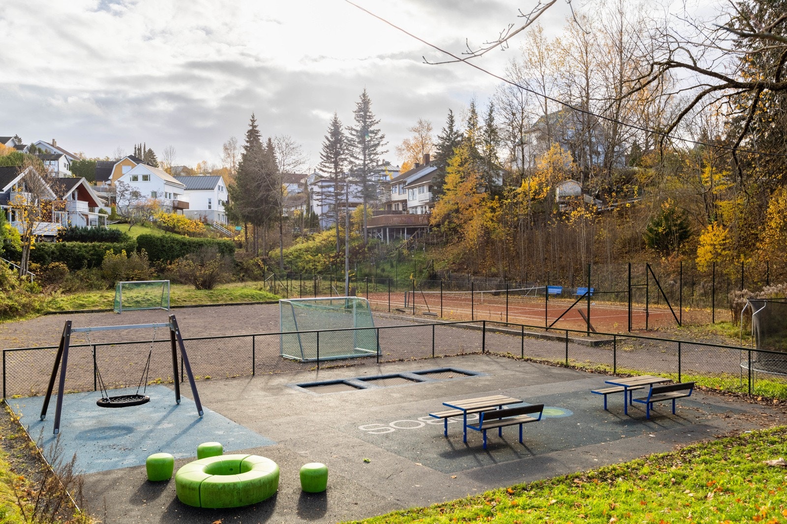 Denne innbydende eneboligen ligger i et fredelig, etablert og barnevennlig nabolag på Gamle Furuset i Oslo. Området tilbyr enkel tilgang til skoler, barnehager, offentlig transport og et bredt spekter av fasiliteter. Galleribilde