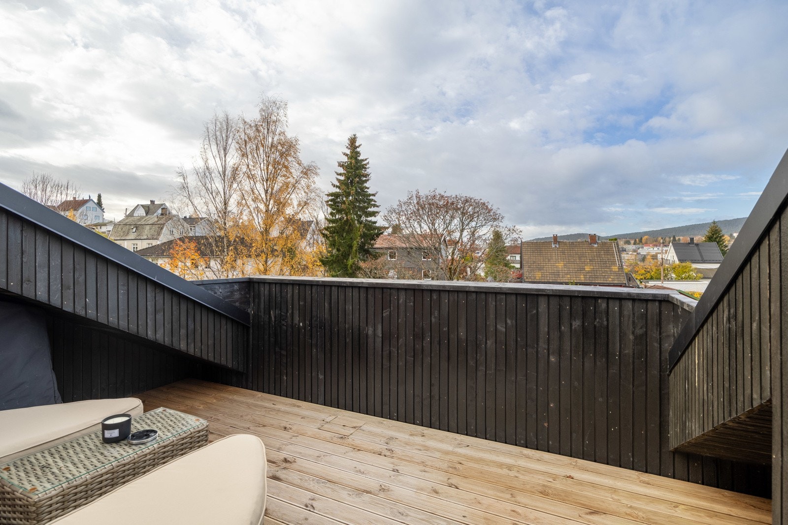 Terrassen er enkel å møblere og byr på sol hele dagen, noe som skaper en ideell plass for sosiale sammenkomster og utendørs hygge. Galleribilde