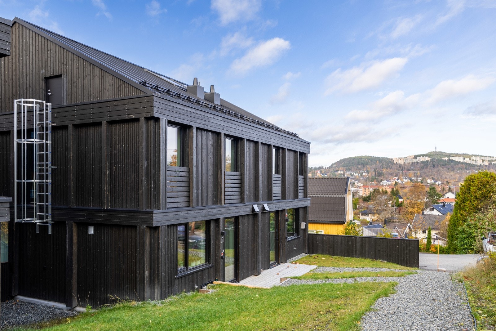Dette er en en lekker, arkitekttegnet tomannsbolig på Gamle Furuset med solrik beliggenhet. Galleribilde
