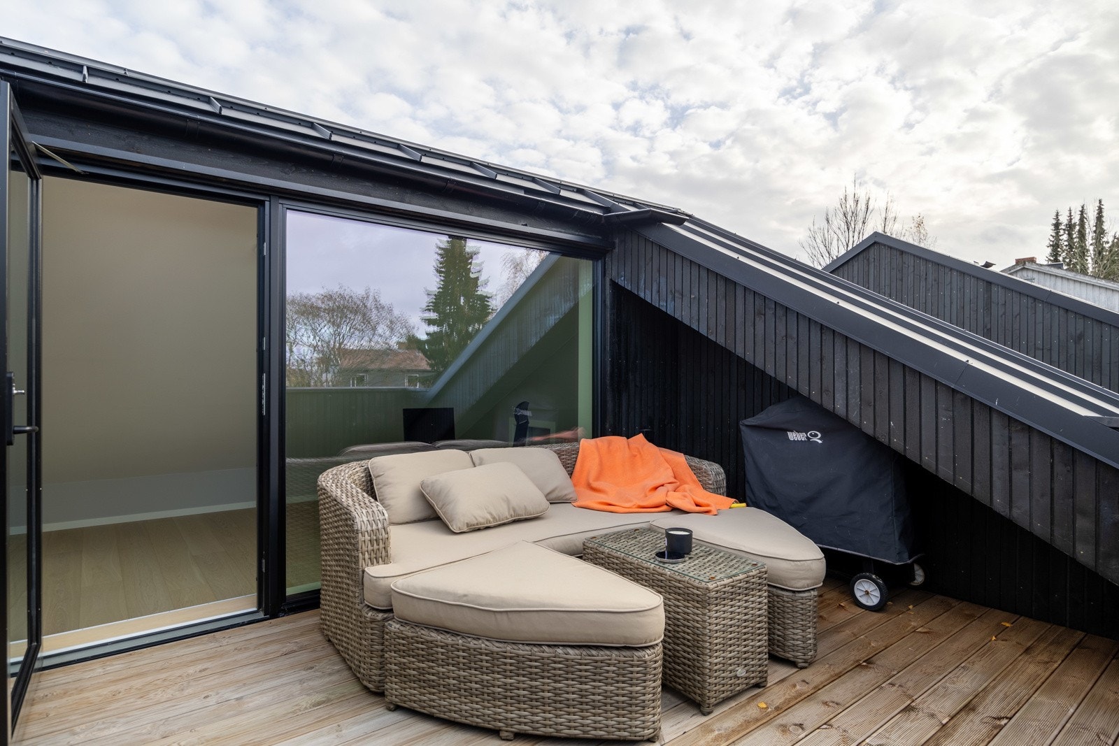 Fra stuen er det direkte utgang til en vestvendt terrasse på hele 14 kvm, som gir mye sol og flott utsikt. Galleribilde