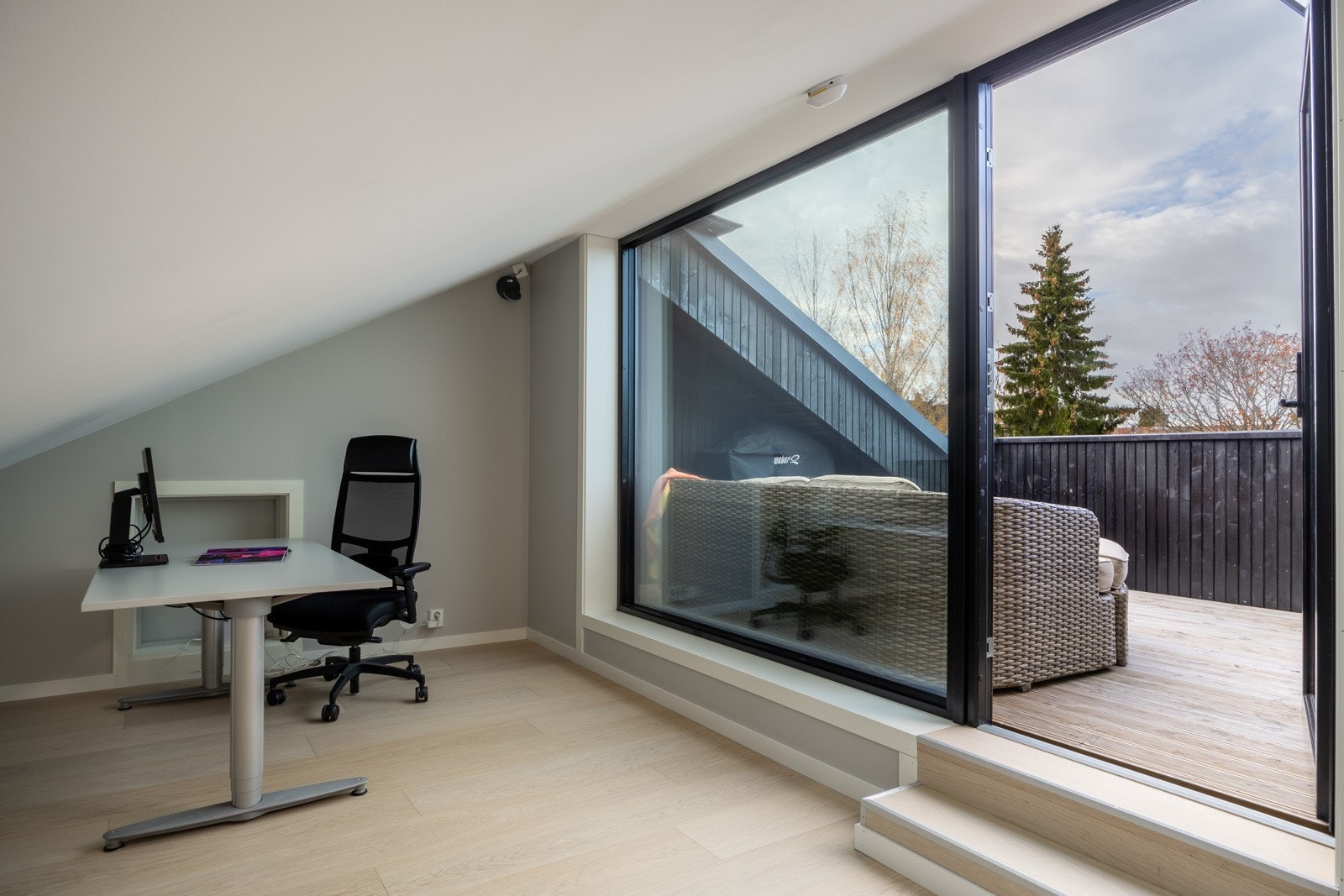 Den lyse og romslige loftstuen er perfekt for ungdommen, med godt med plass til både avslapning og aktiviteter. Galleribilde