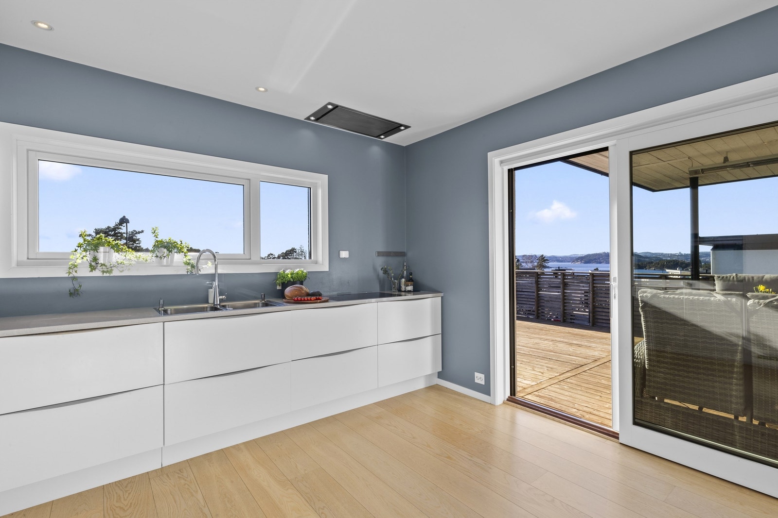 Direkte utgang til terrassen fra kjøkkenet. Galleribilde