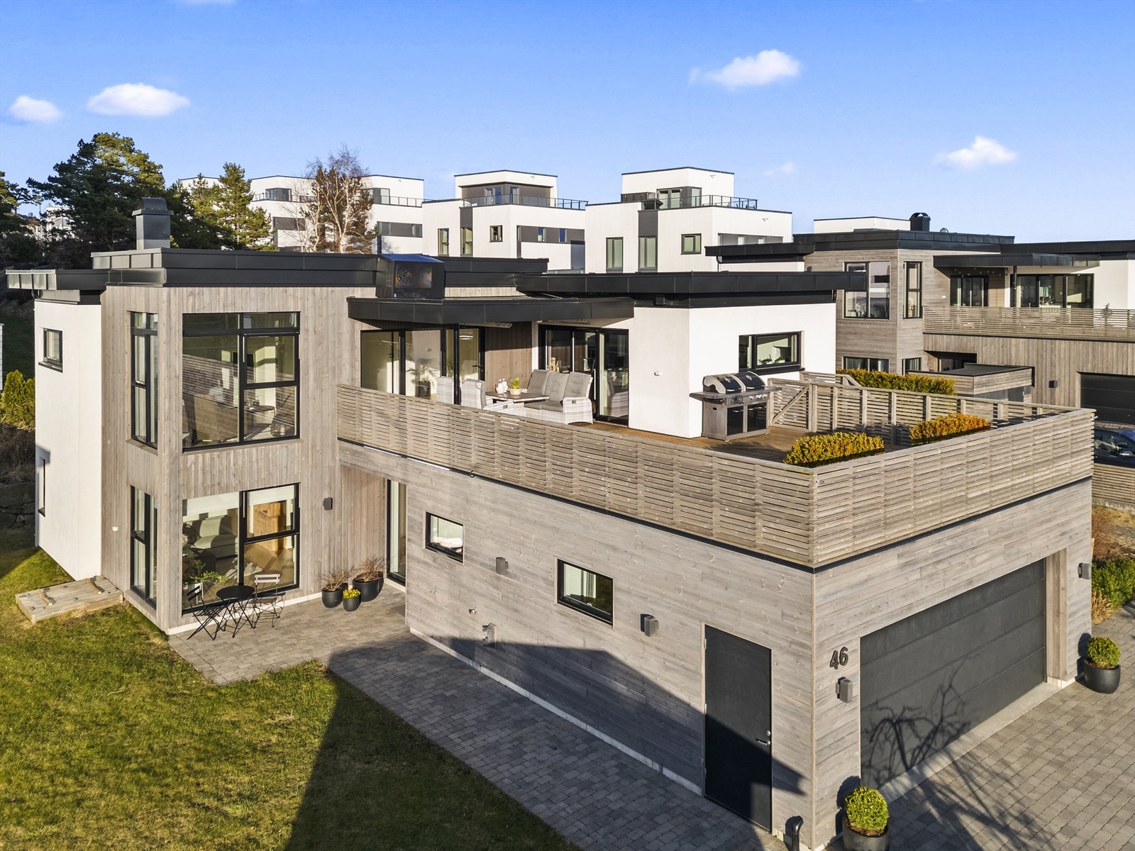En innholdsrik enebolig med stor garasje, hybel med gode leieinntekter, hage og stor solrik terrasse. Galleribilde
