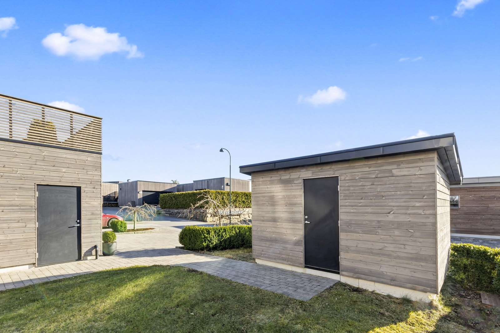 Utebod med en praktisk plassering på tomten som både privatiserer hagen, og gjør det enkelt å finne hageredskaper/uteleker. Galleribilde