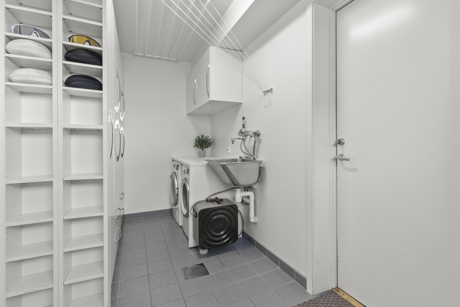 God lagringsplass i skap og hyller på vaskerommet. Klestørkingen er også godt tilrettelagt. Galleribilde