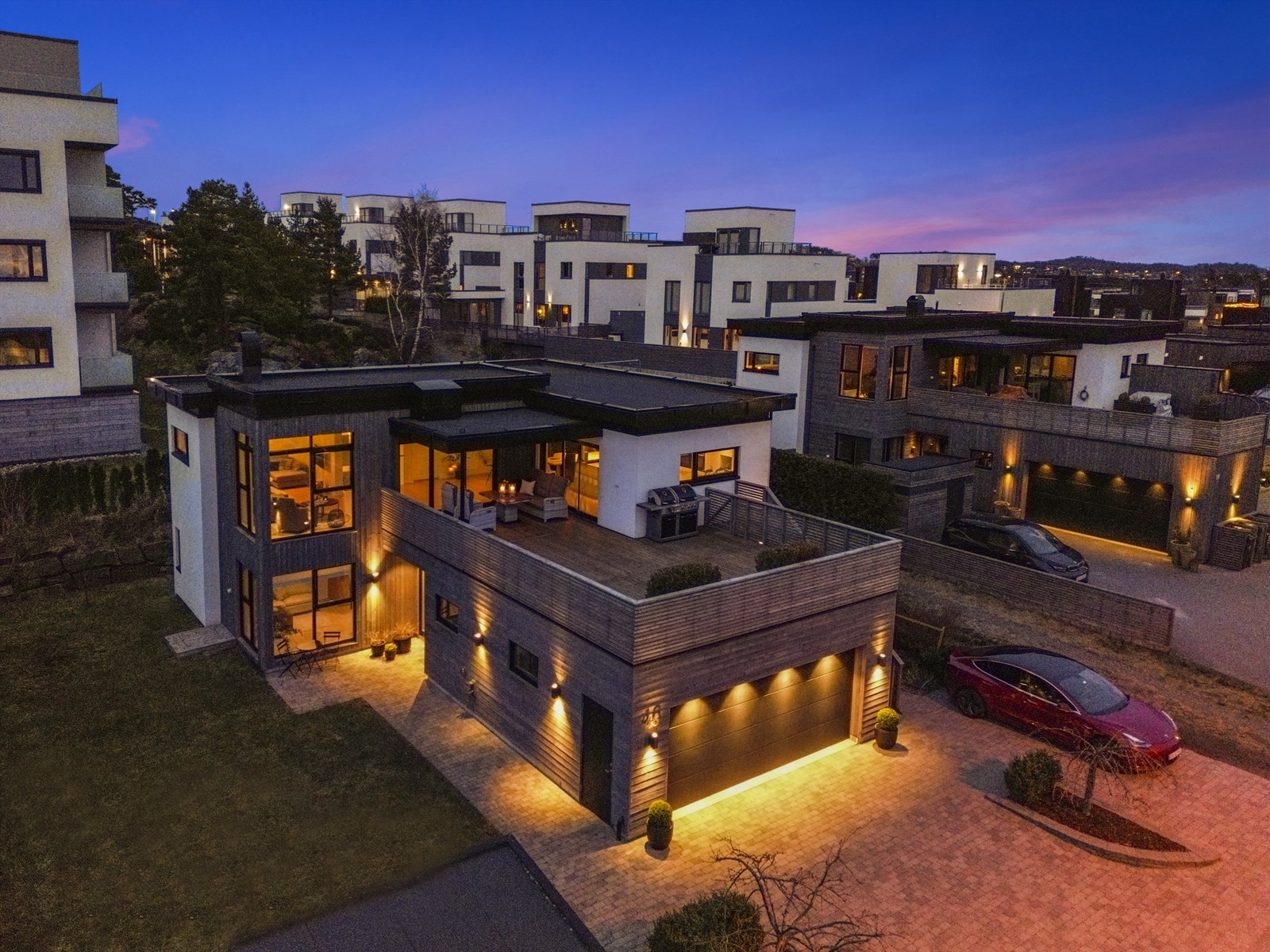 Velkommen til denne innbydende og velholdte eneboligen med hybel på Populære Dvergsnes - presentert av Jon Fadnes i Krogsveen. Galleribilde