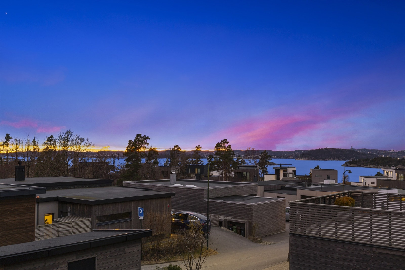 Utsikten fra terrassen på kveldstid. Galleribilde