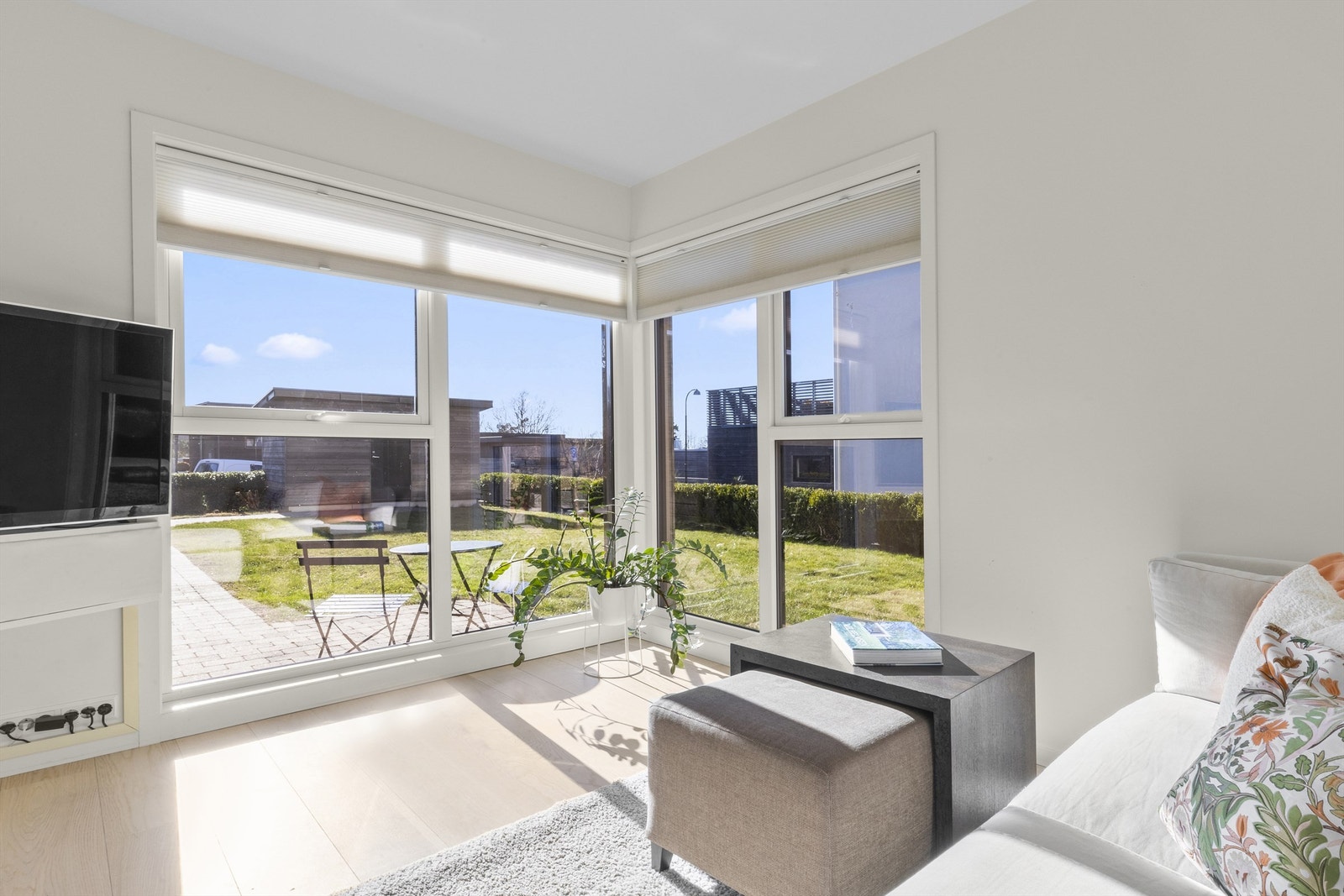 Videre inn fra gangen er det tv-stue. Solskjerming i vinduene som medfølger. Galleribilde