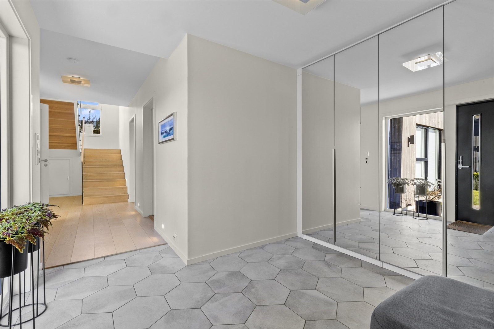 Stor gang/entré godt utnyttet med medfølgende klesgarderobe med speil. Galleribilde