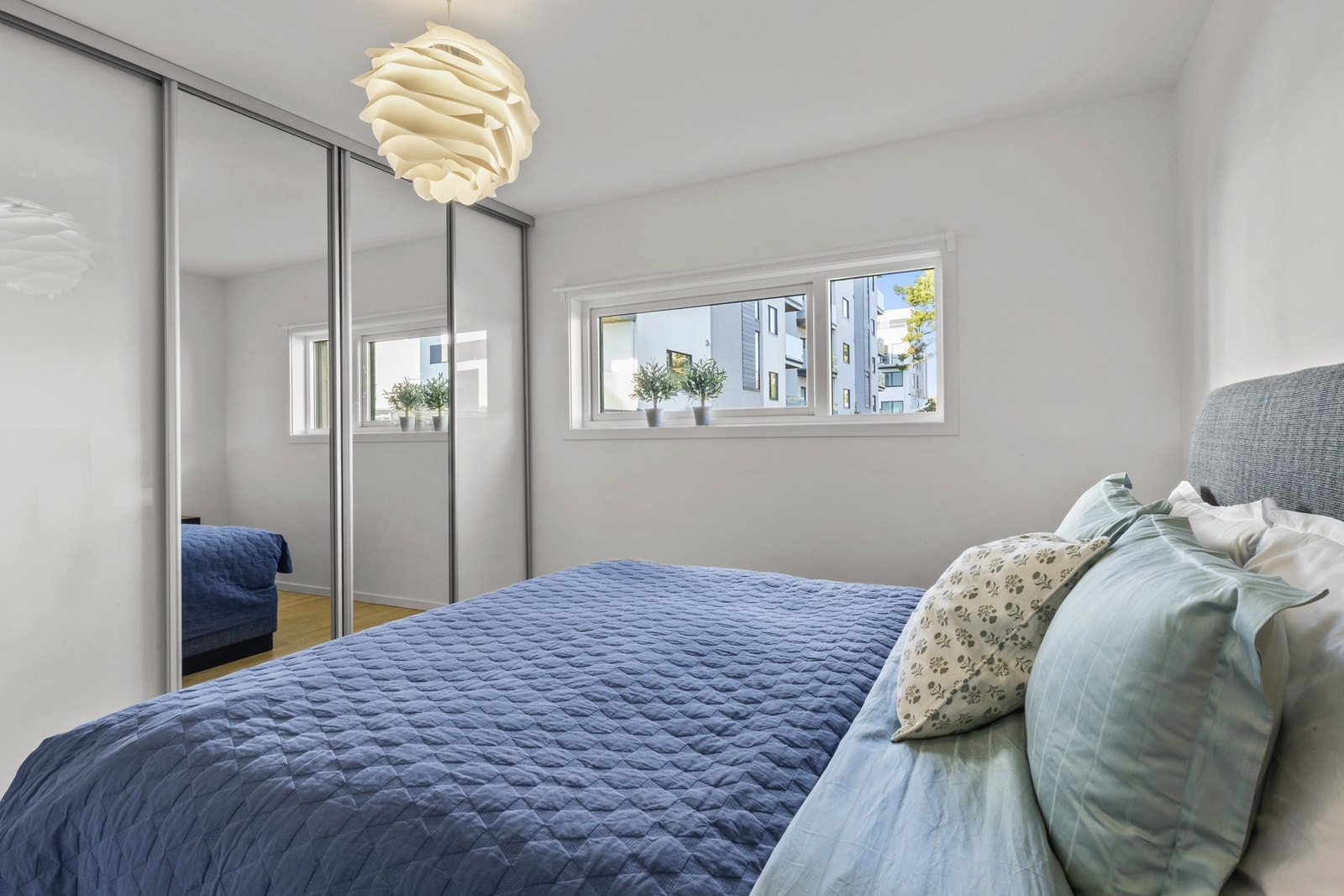 Her er det skyvedørsgarderobe med speil på deler av flatene. Galleribilde