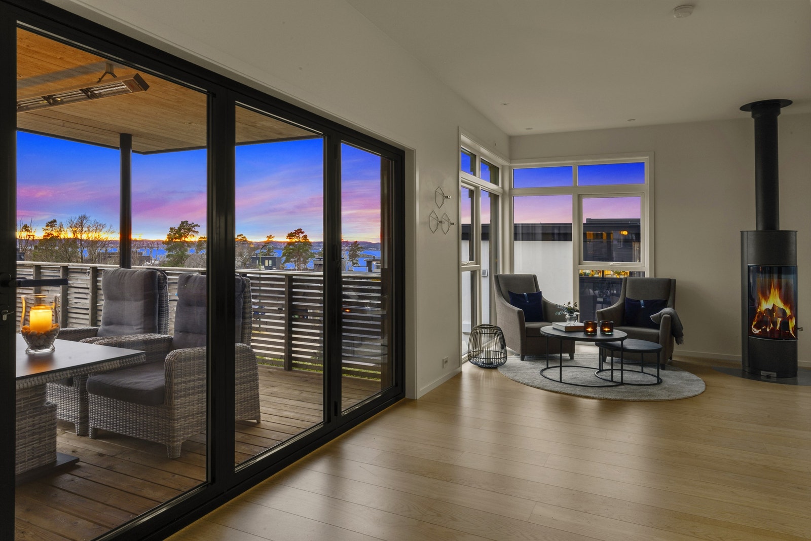 Kveldsbilde av stuen. Galleribilde