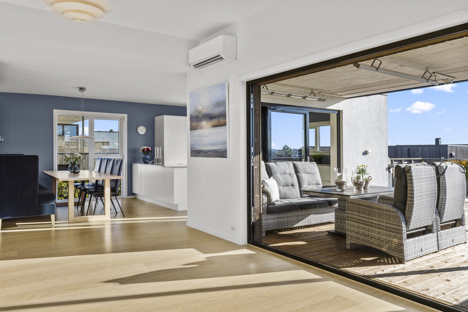 Boligen varmes opp med varmepumpe plassert i stuen, og vedfyring i vedovn. Det er også varmekabler i flere rom i 1. etasje. Galleribilde