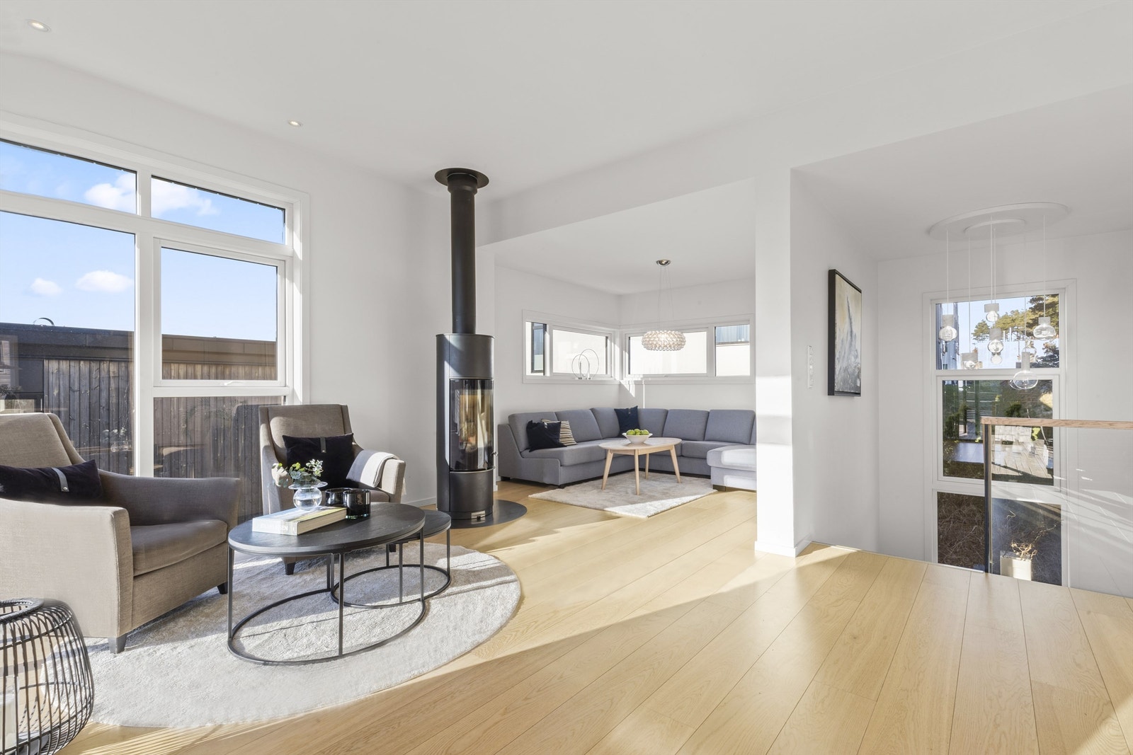 Vindusflater i trappen som gir rommet gode naturlig lysforhold. Galleribilde