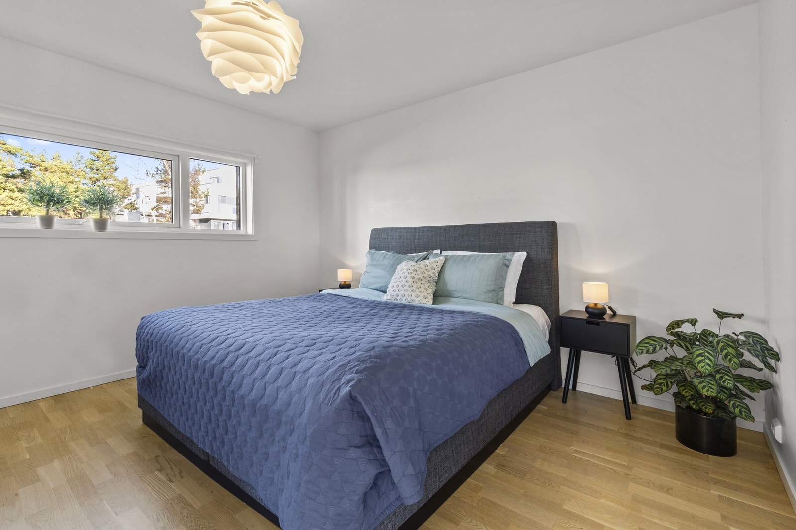 Hovedsoverom i 2. etasje med direkte adkomst til baderom. Galleribilde